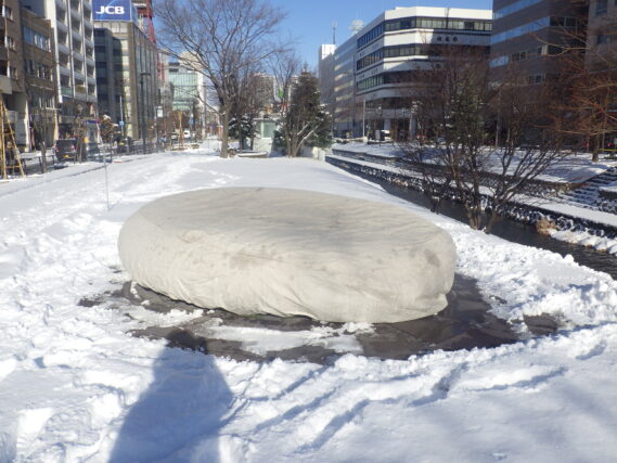 シートをかけられた天秘の様子