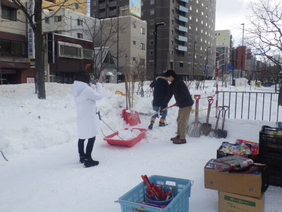 まちの灯りスノーキャンドル作り開始で雪を集める様子
