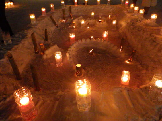 ペットボトルキャンドルが「うま」の文字を映し出している様子