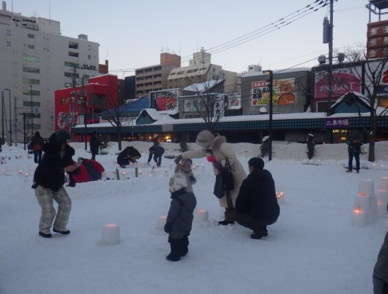キャンドル点灯が始まった様子