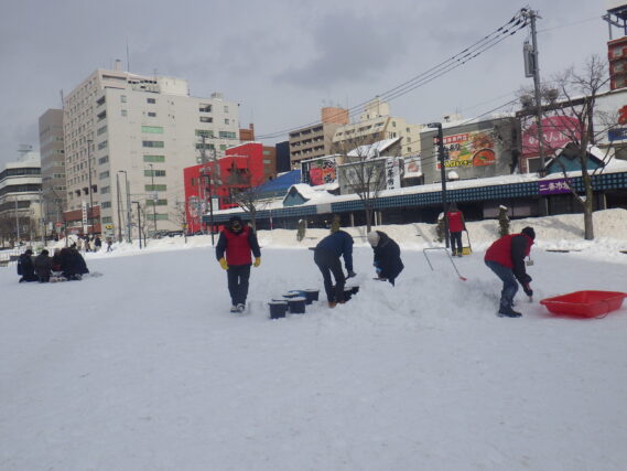 まちの灯りでスノーキャンドル作りをする様子