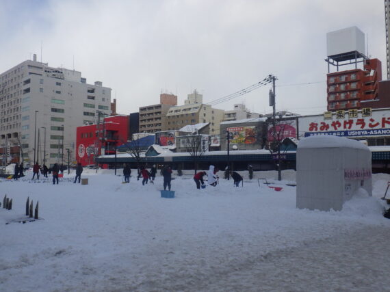 まちの灯りでスノーキャンドル作りをする様子