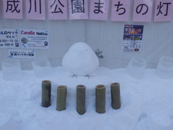 シマエナガの雪像と竹キャンドルの様子