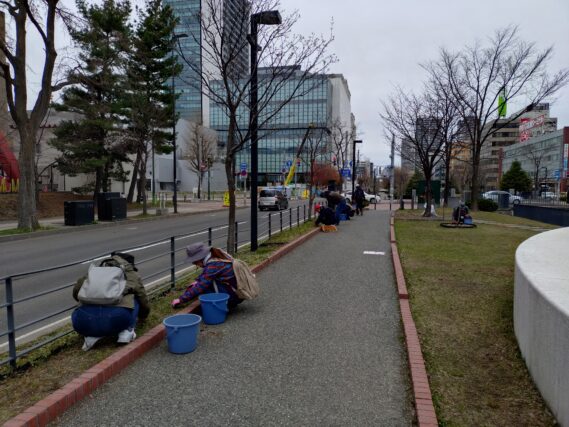 まんなか広場で除草をするお助け隊