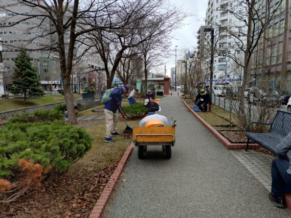 南１条で花壇の除草と落ち葉清掃をするお助け隊