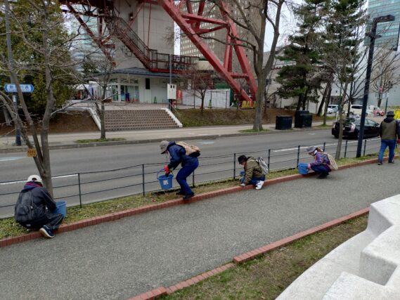 まんなか広場で除草をするお助け隊