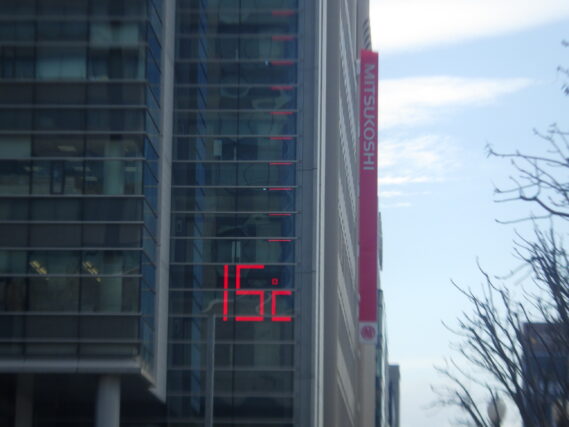 大通西3丁目のビルの温度計が15度を示している様子