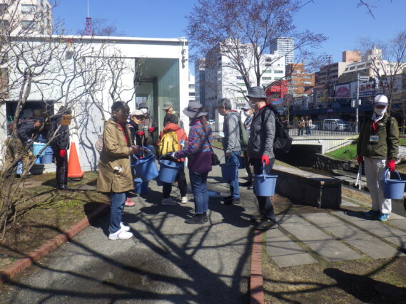 園内清掃の道具を用意するお助け隊