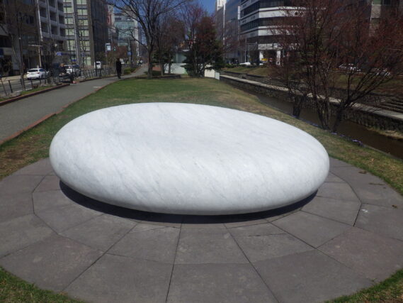 安田侃作品「天秘」西側