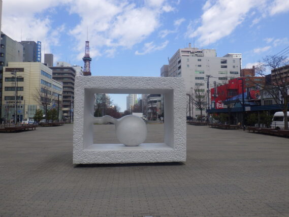 安田侃作品「生誕」