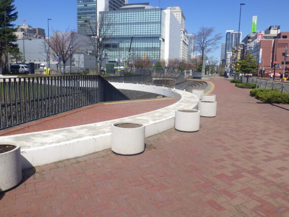 まだ何も植えられていないまんなか広場のコンテナ