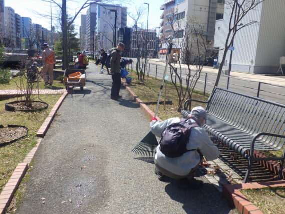 落ち葉や落ち枝拾いなど、春の園内清掃をするお助け隊