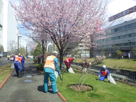 公園のゴミ拾いをする企業ボランティア