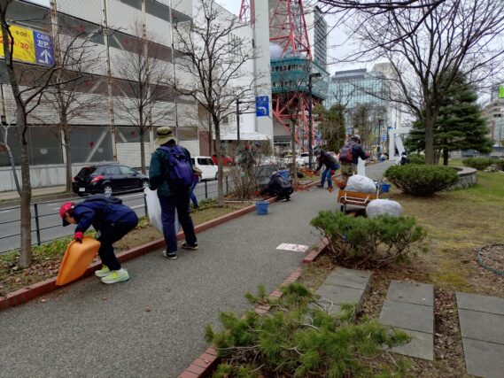 南１条で花壇の除草と落ち葉清掃をするお助け隊