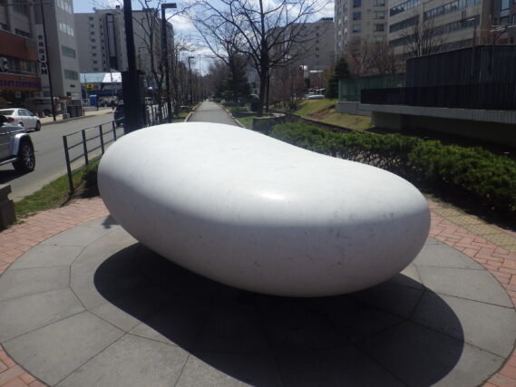 安田侃作品「天秘」東側