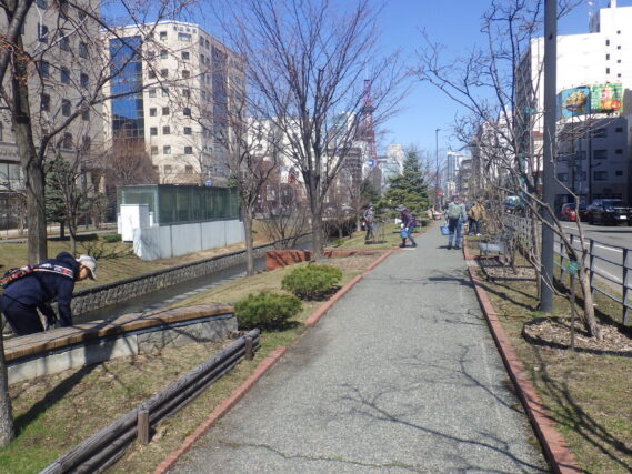 落ち葉や落ち枝拾いなど、春の園内清掃をするお助け隊