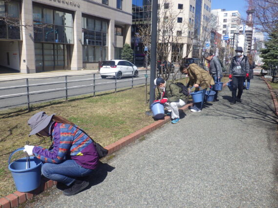 落ち葉や落ち枝拾いなど、春の園内清掃をするお助け隊