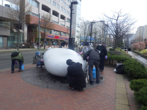 東側天秘の清掃をする彫刻清掃ボランティア