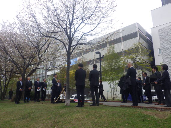 ライラックの寄贈式の様子