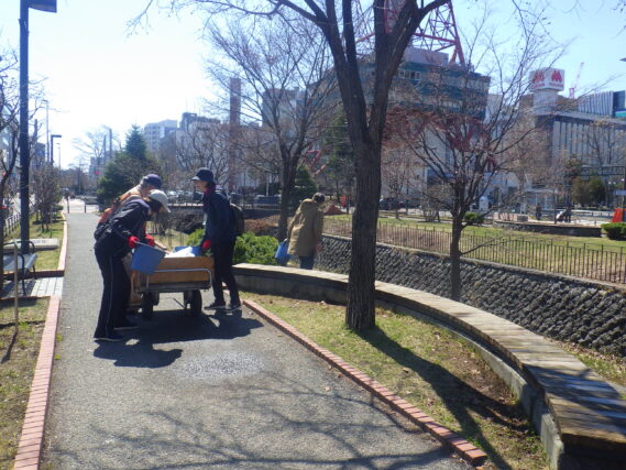 落ち葉や落ち枝拾いなど、春の園内清掃をするお助け隊