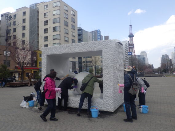 生誕の清掃をする彫刻清掃ボランティア