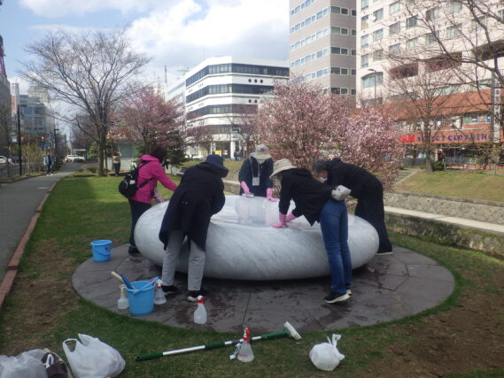 西側天秘の清掃をする彫刻清掃ボランティア