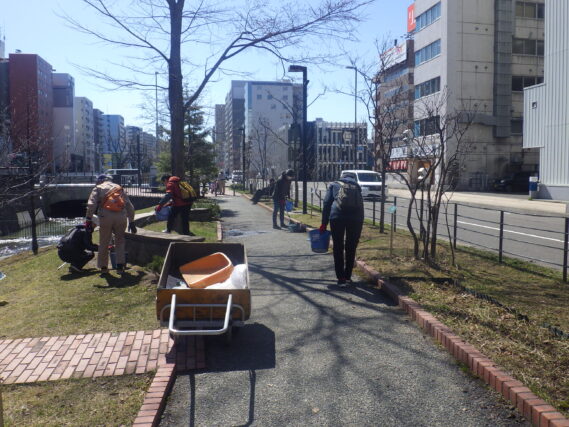 落ち葉や落ち枝拾いなど、春の園内清掃をするお助け隊