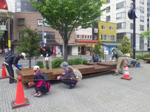 「公園ボランティアで広場のベンチ塗り」の画像