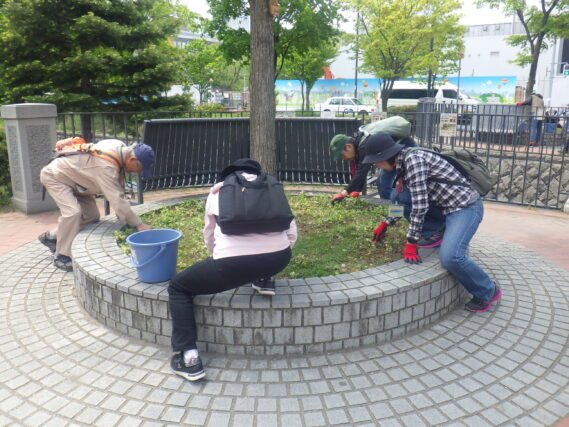 円形ますの除草をするお助け隊