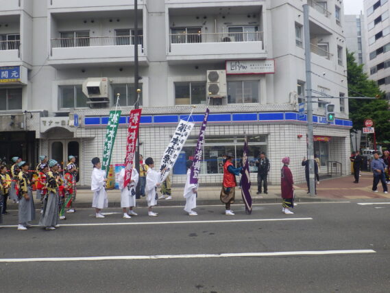 札幌まつりの本府地区第1祭典区の山車が創成川通りを通る様子