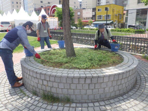 円形ますの除草をするお助け隊