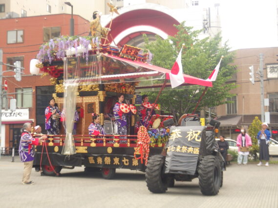 札幌まつりの東地区第7祭典区の山車が狸二条広場に入る様子