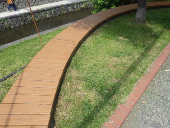 塗装されたベンチ