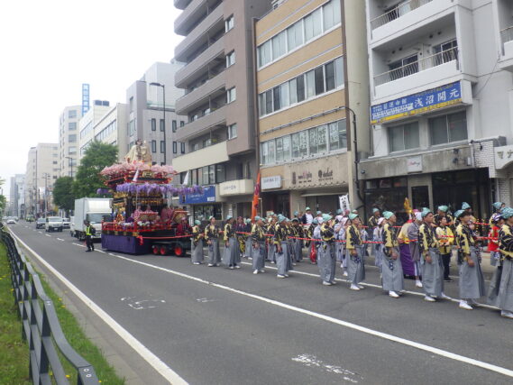 札幌まつりの本府地区第1祭典区の山車が創成川通りを通る様子