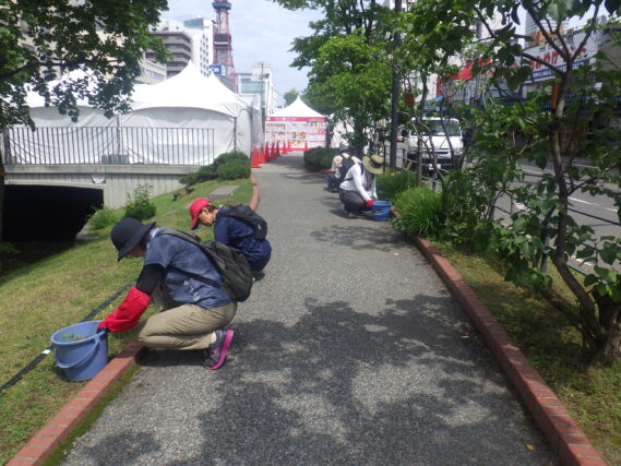園路の除草をするお助け隊
