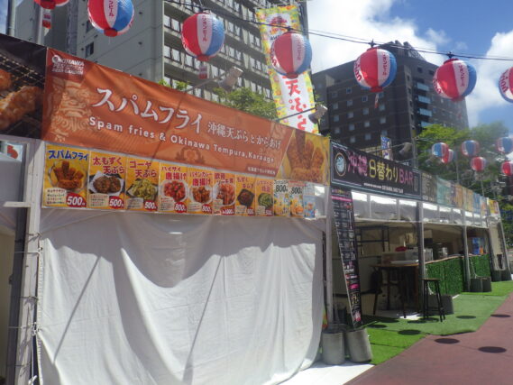 沖縄フェスの食べ物の販売ブースの画像