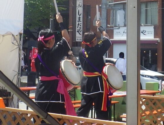 エイサーを披露する琉球國祭り太鼓の踊りの様子