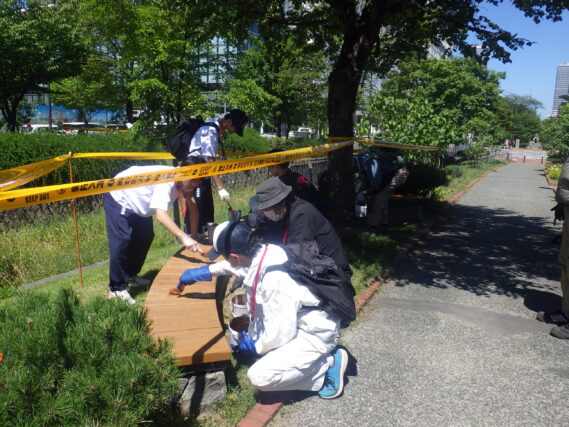 ベンチの塗装をするお助け隊