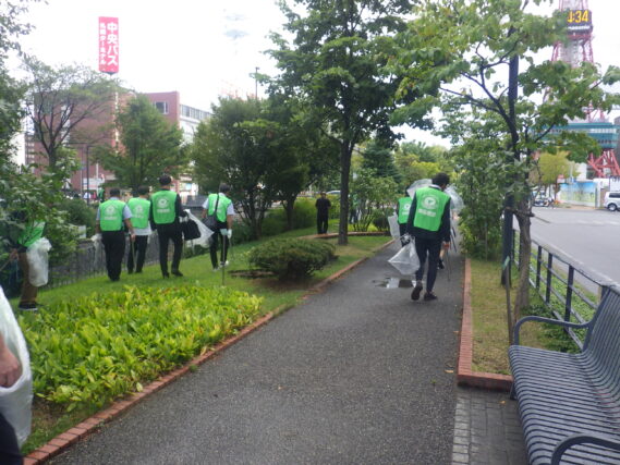 公園のゴミ拾いをする企業ボランティア