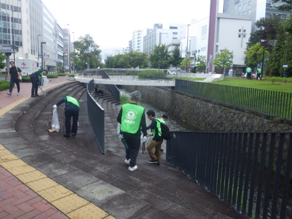 公園のゴミ拾いをする企業ボランティア