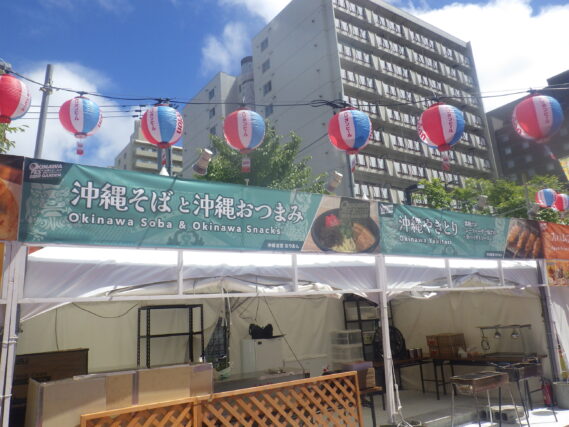 沖縄フェスの食べ物の販売ブースの画像