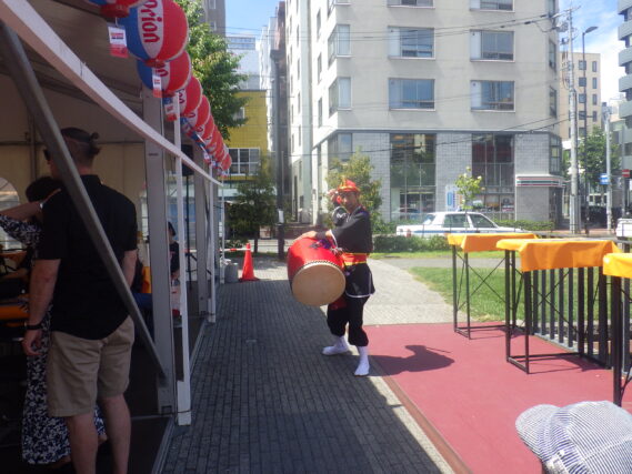 エイサーを披露する琉球國祭り太鼓の踊りの様子