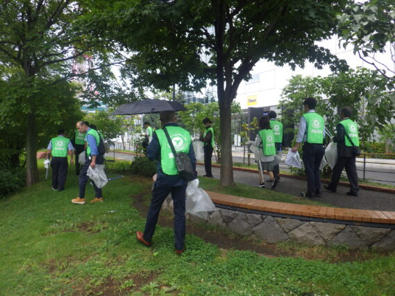 公園のゴミ拾いをする企業ボランティア