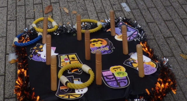ハロウィンで輪投げをする様子