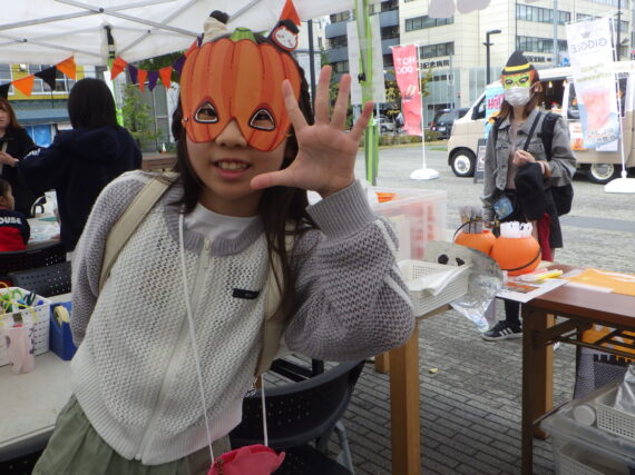 創成川ハロウィンでお面を作った子供