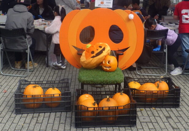創成川ハロウィンのかぼちゃの装飾の様子