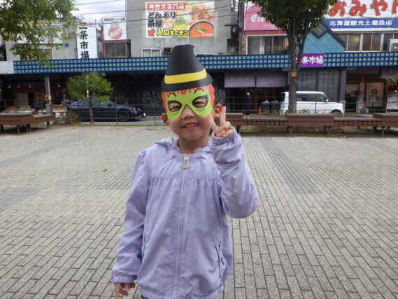 創成川ハロウィンでお面を作った子供