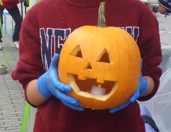 創成川ハロウィンでジャックオランタンを作った子供
