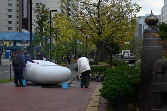 東側の天秘の清掃をする彫刻清掃ボランティア