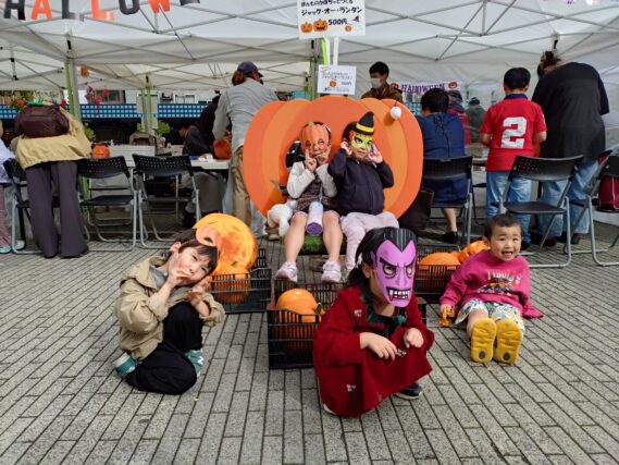 創成川ハロウィンでお面を作った子供たち